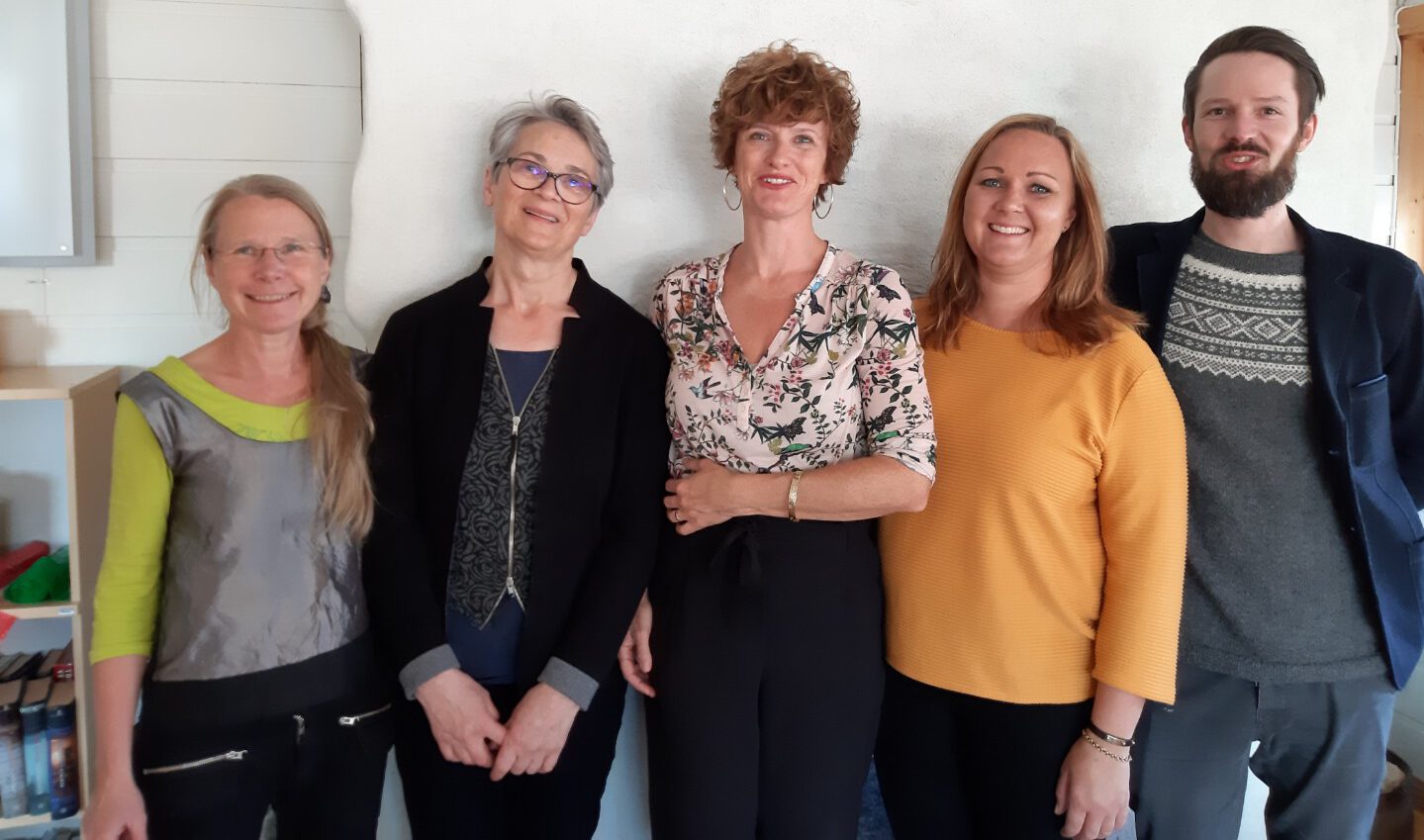 Fra venstre: Psykologspesialist Irene Marstrøm og fagkonsulent Oddny Igland fra RVTS Nord, Silje Frick Thuland og Tonje Anette Nygaard fra Balansekoden, og spesialkonsulent Raymond Larsen fra RVTS Nord.