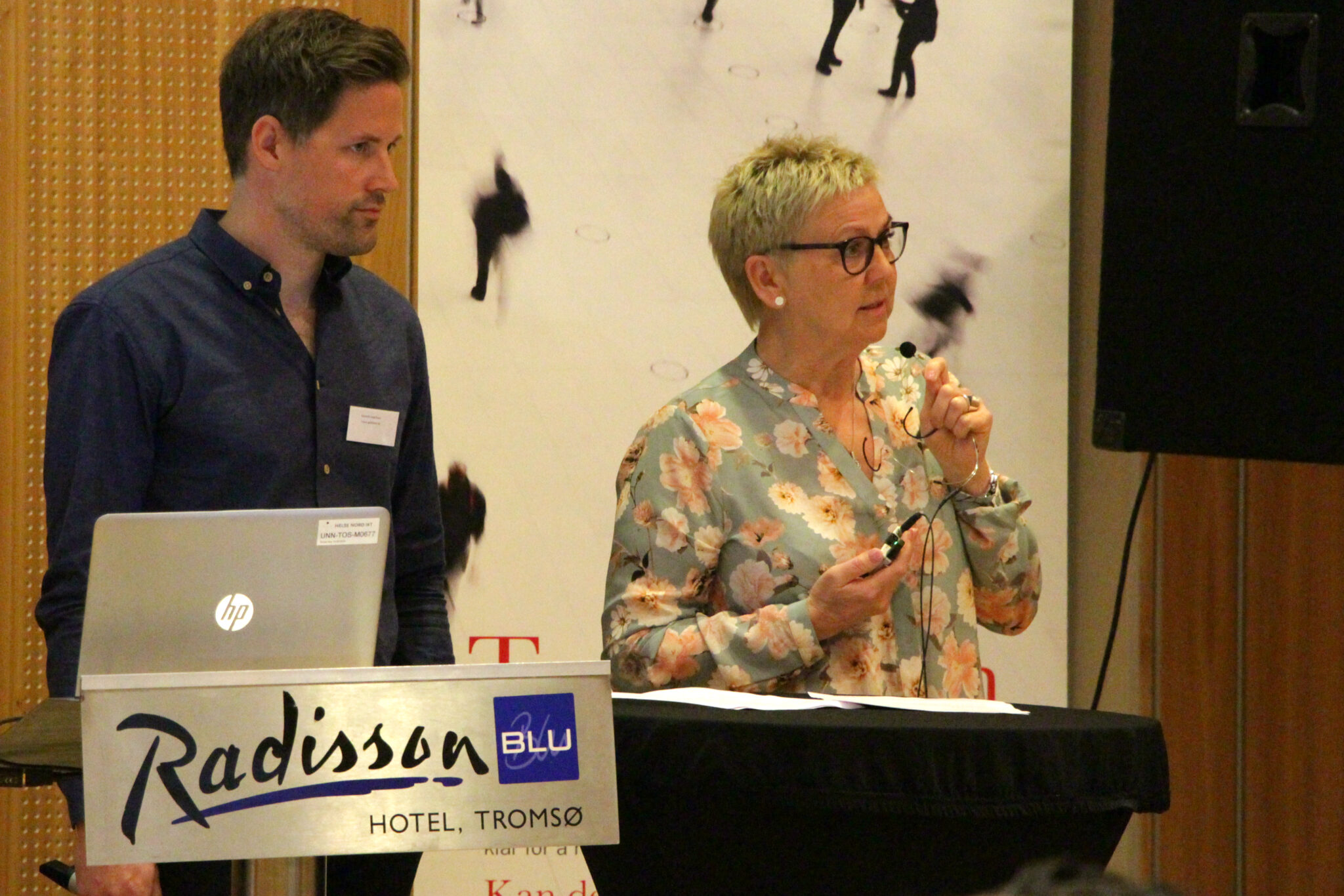 Konferansierene Kenneth Henriksen fra Troms politidistrikt og Kirsten Eriksen fra RVTS Nord ønsket velkommen til Tenk tanken-konferansen som pågår på Radisson blu hotel i Tromsø den 22. og 23. mai.
